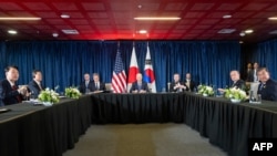 美国总统拜登、日本首相石破茂和韩国总统尹锡悦在秘鲁利马出席亚太经合组织(APEC)峰会期间举行三方会议。(2024年11月15日)