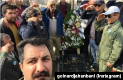 گروهی از خلبانان و شهروندان ایران بر مزار نادر جهانبانی