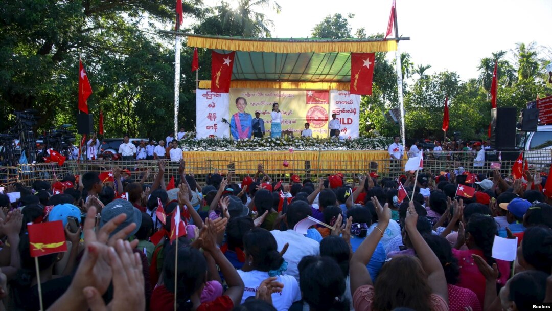 ရခိုင်ပြည်နယ်၊ တောင်ကုတ်မြို့နယ်တွင် မဲဆွယ်စည်းရုံးနေသည့် ဒေါ်အောင်ဆန်းစုကြည်။ အောက်တိုဘာ ၁၆၊ ၂၀၁၅။