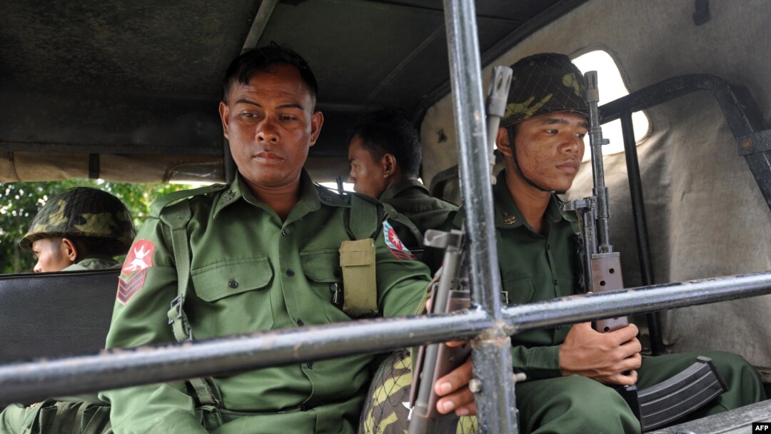 ရခိုင်ပြည်နယ်မှာ လုံခြုံရေးယူထားတဲ့ မြန်မာ စစ်တပ် တပ်ဖွဲ့ဝင်များ။ (အောက်တိုဘာ ၃၊ ၂၀၁၃)
