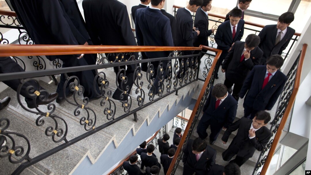지난 2011년 북한 평양과기대 학생들이 강의가 끝난 후 계단을 내려가고 있다. (자료사진)