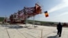 Một nhân viên tại tháp khoan thuộc khu vực Chevron ở Pungesti, Romania.