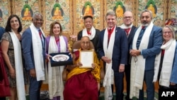 美国国会众议院前议长南希·佩洛西(Nancy Pelosi，左三)、众议院外交委员会主席麦克·麦考尔(Michael McCaul， 右四)率领的跨党派国会议员代表团2024年6月19日与西藏精神领袖达赖喇嘛在印度达兰萨拉(Dharamsala)会晤。（照片来自达赖喇嘛的官网。）