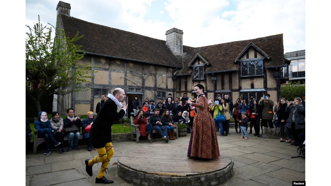 Tourists watch actors perform at the house where William Shakespeare was born. The celebration in Stratford-Upon-Avon, Britain was held on April 23, 2016. It marked the 400th anniversary of the playwright's death. (REUTERS PHOTO/Dylan Martinez)