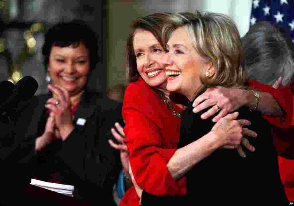 Chủ tịch Hạ Viện Mỹ Nancy Pelosi và Ngoại trưởng Clinton trong buổi lễ mừng Tháng Lịch Sử của Phụ Nữ tại Statuary Hall trong trụ sở Quốc hội, 25-3-2010