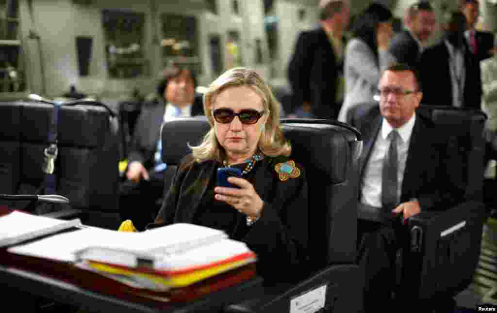 Ngoại trưởng Clinton đi trên máy bay quân sự C-17 khởi hành từ Malta đi Tripoli, Libya 18-10-2011.