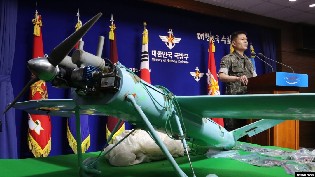 한국 합동참모본부 관계자가 지난 2017년 국방부 브리핑룸에서 북한 무인기 조사결과를 발표하고 있다.(자료사진)