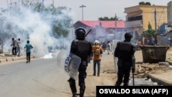 Polícia angolana usa gás lacrimogéneo para dispersar manifestantes em Luanda, Angola, 11 nov 2020.
