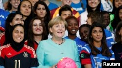 فوتبالیست های زن در این دیدار یک توپ صورتی به مرکل هدیه دادند. 