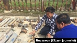 ​ທ່ານ​ນາງ ຈັນ​ນະ​ພາ ກັບ​ພະ​ນັກ​ງານ​ຂອງ​ອົງ​ການ​ UXO ລາວ, ສົນ​ທະ​ນາ​ກັນ ກ່ຽວ​ກັບ ລະ​ເບີດ​ທີ່ບໍ່​ທັນ​ແຕກ​ໃນ​ປະ​ເທດ ລາວ.