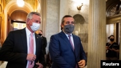 Republikanski senatori Rodžer Maršal i Ted Kruz posle glasanja u Kapitolu, 26. januara 2021. 