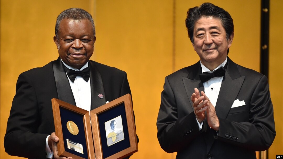 Dr Jean-Jacques Muyembe-Tamfum ya Congo démocratique azwi mbando ya edition ya misato ya Hideyo Noguch Africa na maboko ya Premier ministre ya Japon Shinzo Abe, na Tokyo, Japon, 30 août 2019.