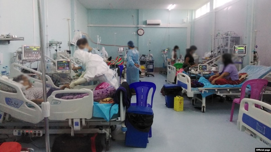 ဝေဘာဂီ အထူးကုဆေးရုံကြီးမှာ COVID-19 ရောဂါ အပြင်းအထန် ခံစားနေရသူတွေကို ဆေးဝါးကုသစောင့်ရှောက်မှုပေးနေတဲ့ ကျန်းမာရေးဝန်ထမ်းများ။ (ဒီဇင်ဘာ ၃၊ ၂၀၂၀။ ဓာတ်ပုံ -MOHS)