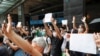 Manifestantes muestran folios en blanco en protesta contra las nuevas medidas chinas que coartan la libertad de expresión en Hong Kong, durante una protesta celebrada el 3 de julio.