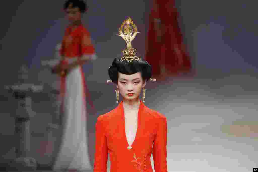 A model presents "Heaven Gaia" creations by Chinese designer Xiong Ying during the China Fashion Week in Beijing, Nov. 4, 2017.
