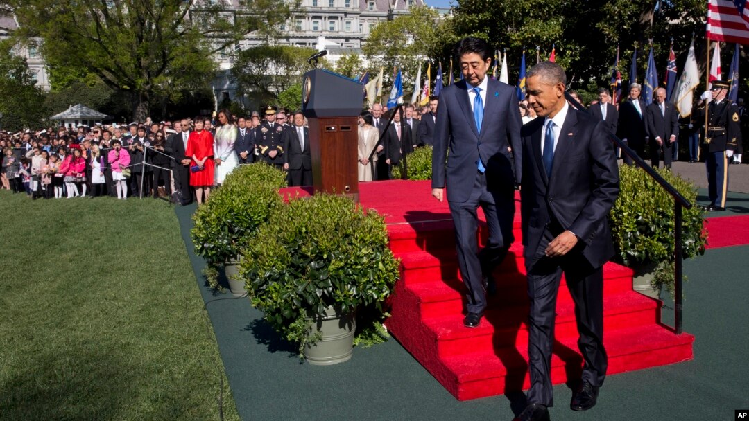 President Barack Obama walks with Japanese Prime Minister Shinzo Abe during a ceremony on the White House South Lawn in Washington, April 28, 2015.
