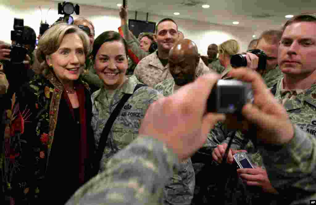 Ngoại trưởng Clinton chụp hình với binh sĩ Mỹ khi đến thăm một doanh trại ở Kabul, Afghanistan , 19-11-2009.