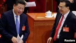 中國國家主席習近平(左)和國務院總理李克強(右)在人大會議上(2017年3月6日)