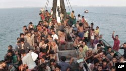 Người tị nạn Rohingya đang chờ được tiếp cứu ở ngoài khơi tỉnh Acer, Indonesia, ngày 20/5/2015.