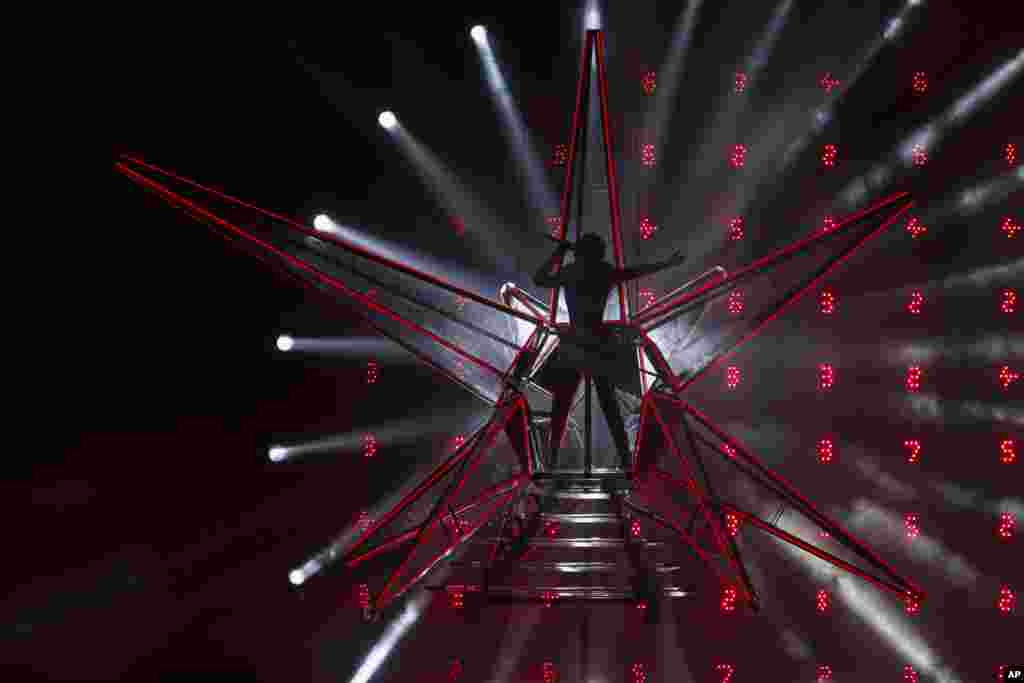 Katy Perry performs on stage at the "Witness: The Tour" concert at the Staples Center in Los Angeles, Nov. 7, 2017.