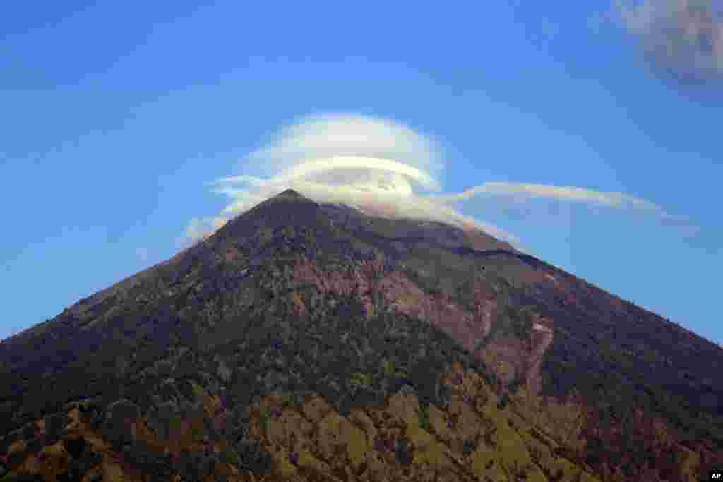 Mount Agung volcano is seen in Karangasem, Bali, Indonesia, Oct. 4, 2017. More than 140,000 people have fled from the surrounds of Mount Agung since authorities raised the volcano's alert status to the highest level on Sept. 22 after a sudden increase in tremors.