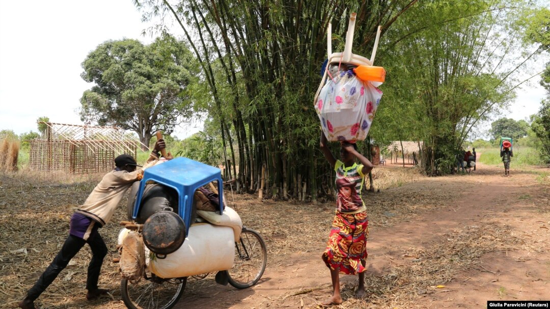 Imigrantes congoleses que foram expulsos em Outubro de Angola, em consequência da Operação Transparência, carregam os seus pertences de regresso à República Democrática do Congo.