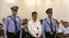 Imágen de Bo Xilai, centro, durante el juicio en su contra.