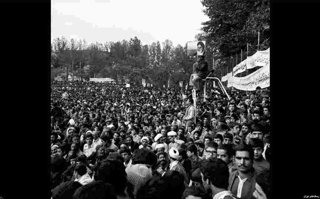 آیت الله خمینی پس از حمله به سفارت به شدت از اقدام مهاجمان حمایت کرد و با استفاده از عبارت «محل جاسوسی» برای سفارت آمریکا در تهران آتش طرفدارانش را شعله ورتر کرد. 