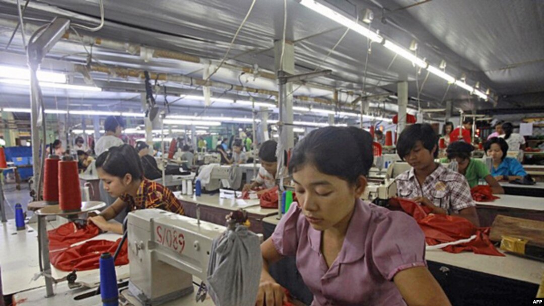 ရန်ကုန်အထည်ချုပ်စက်ရုံ တခုတွင် အလုပ်လုပ်နေသော အလုပ်သမားများ (မှတ်တမ်းဓာတ်ပုံ-စက်တင်ဘာ ၂၇၊ ၂၀၁၂)