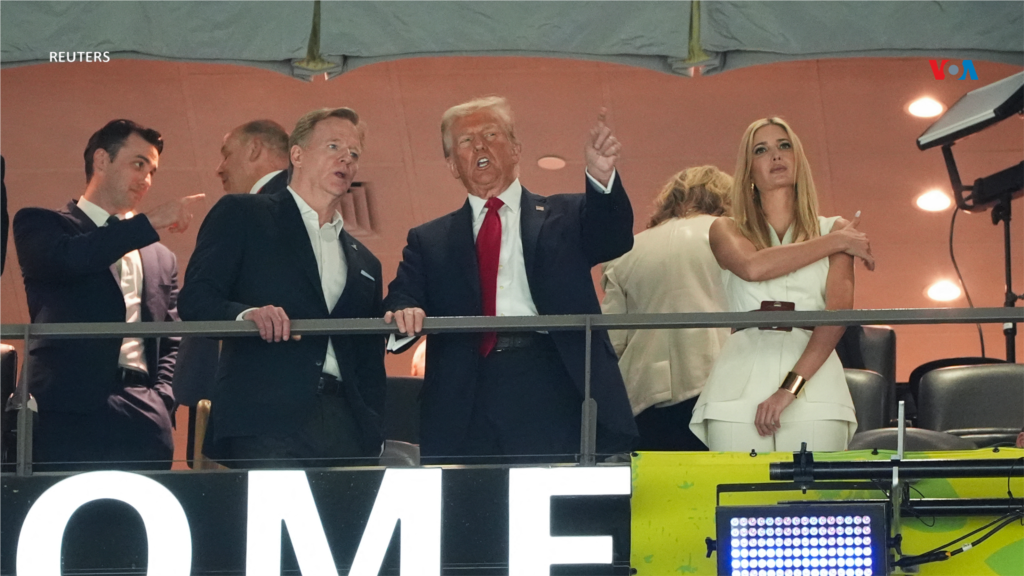 O comissário da NFL, Roger Goodell, fala com o Presidente dos EUA, Donald Trump, enquanto Ivanka Trump observa, antes do início do Super Bowl 2025. Esta é a primeira vez que um Presidente em exercício aparece num jogo do campeonato da NFL.