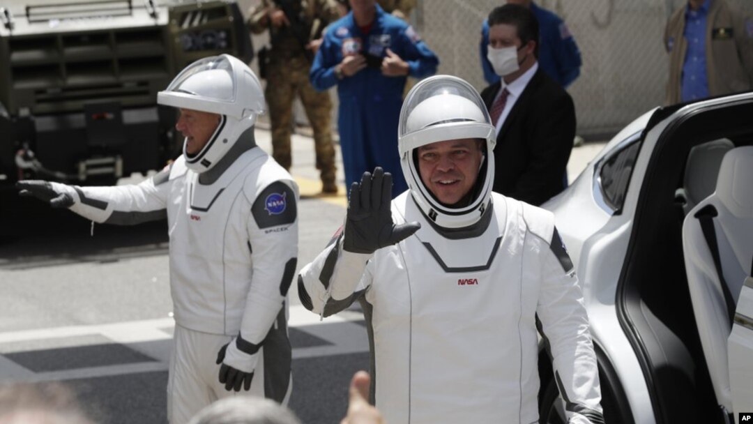 SpaceX ဒုံးပျံနဲ့ အာကာသထဲ လိုက်ပါမယ့် အမေရိကန် အာကာသယာဉ်မှူး Douglas Hurley (ဝဲ) နဲ့ Robert Behnken (ယာ)။ (မေ ၃၀၊ ၂၀၂၀)