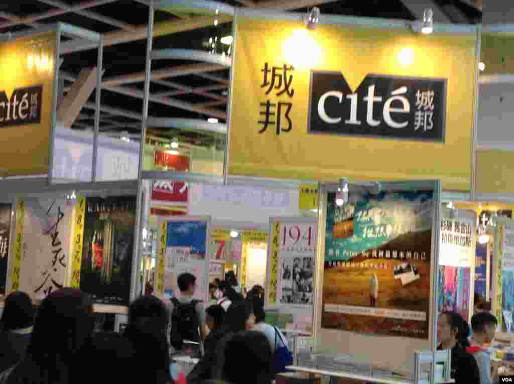 一年一度的香港書展7月20起在灣仔會展中心連續展出七天。據貿發局統計,共有640個書商參展,創下歷年新高,而主辦方也期待參觀人次可以再次突破百萬。