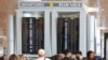 Пассажиры ищут свои рейсы на табло в аэропорту Бен-Гурион, Тель-Авив, Израиль (архивное фото)