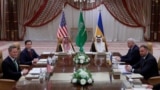 Ngoại trưởng Mỹ Marco Rubio và Cố vấn An ninh Quốc gia Mike Waltz (bên trái) gặp Bộ trưởng Ngoại giao Ukraine Andrii Sybiha và Chánh Văn phòng Tổng thống Ukraine Andriy Yermak (bên phải) tại bàn đàm phán ở Jeddah, Saudi Arabia, ngày 11/3/2025.