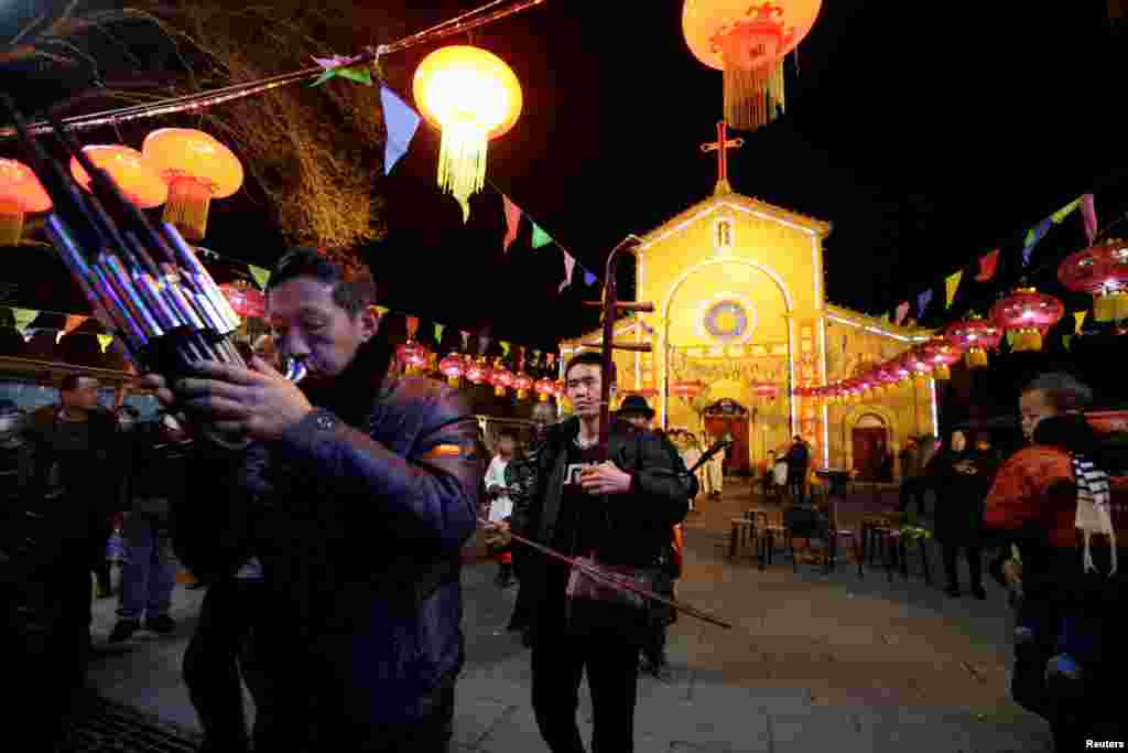 Villagers attend a praying ceremony on the Christmas Eve at a Catholic church on the outskirts of Taiyuan, North China's Shanxi province, Dec. 24, 2016.