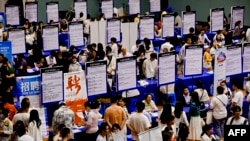 资料照片：江苏淮安的一个招聘会现场。(2024年6月2日)