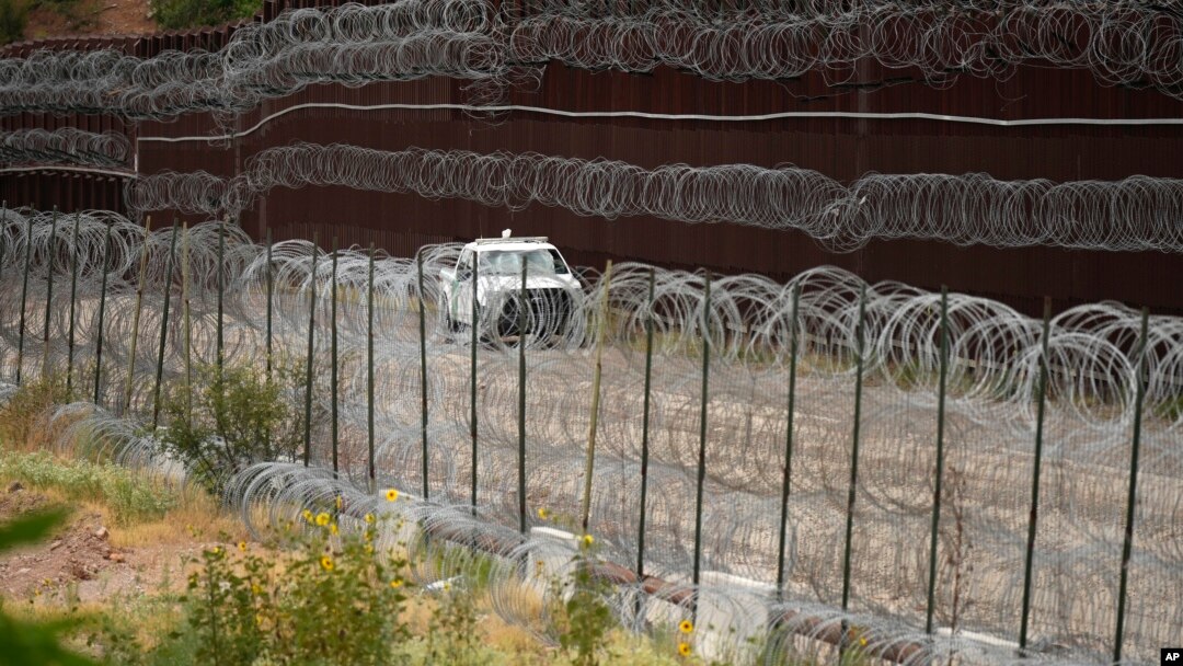 Foto Achiv: Yon machin kondui sou bo Ameriken fwontye Etazini-Meksik la nan Nogales, Arizona, 25 Jyen 2024. 