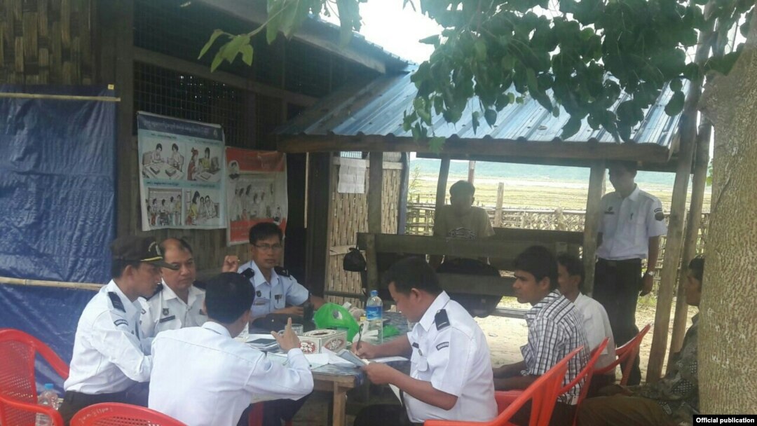အစိမ်းရောင် သက်သေခံကဒ်ပြား NV card ထုတ်ပေးနိုင်ရေး ဆောင်ရွက်နေကြသည့် လ.ဝ.က အရာရှိများ