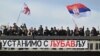 Transparent s natpisom &quot;Ustanimo s ljubavlju&quot; okačen je preko ograde jedne od saobraćajnica na Autokomandi&nbsp;(Photo by Andrej ISAKOVIC / AFP)