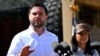 Vance Fè Piblisite pou Kanpay Sereboulon Imigrasyon Etazini an Pandan yon Vizit sou Fwontyè Meksik la 