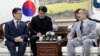 El ministro de Unificación sudcoreano, Kim Yeon Chul, reunido con el embajador estadounidense, Harry Harris, cuyo bigote es criticado por los sudcoreanos por razones históricas. Foto AP
