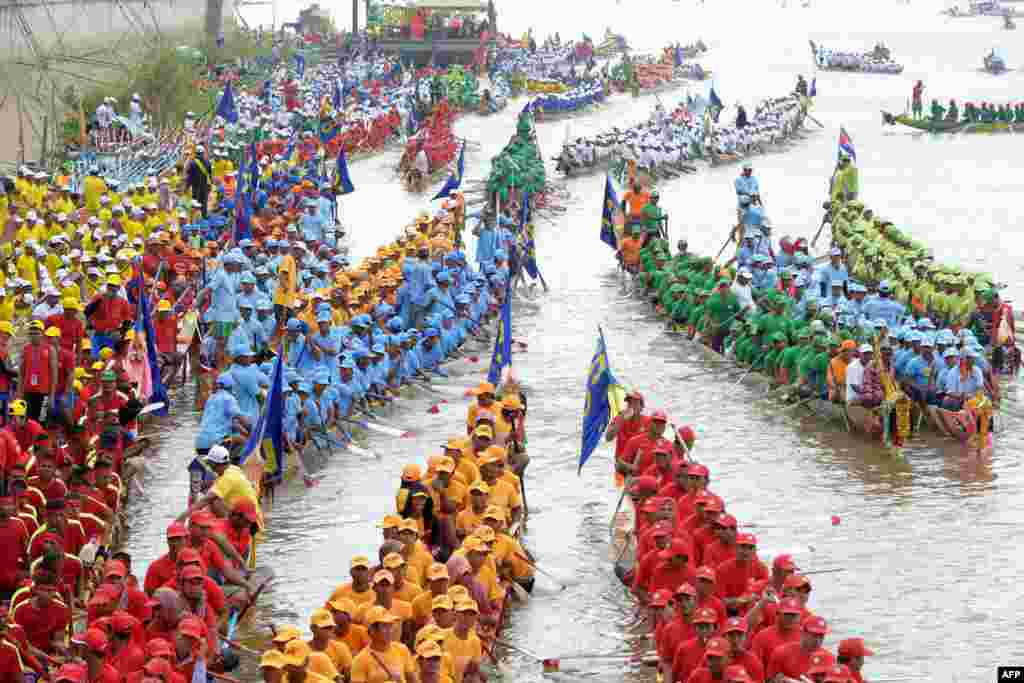  Participants row their dragon boats during the Water Festival on the Tonle Sap River in Phnom Penh, Cambodia.