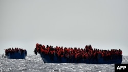 Wahamiaji wa kiafrika wakisubiri kuokolewa katika bahari ya Mediterranean. Oct. 3, 2016. 