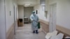Medicinski radnik dezinfikuje čekaonicu u KBC Zvezdara, 30 aprila 2020. (REUTERS/Marko Đurica