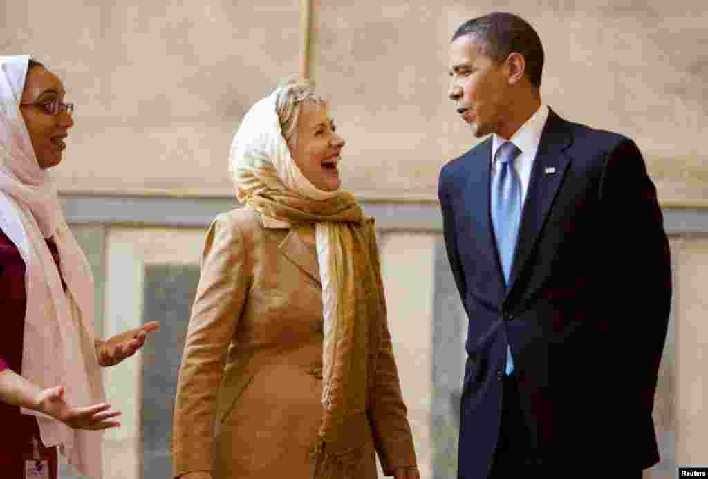 Tổng thống Obama và Ngoại trưởng Clinton đi thăm đền Sultan Hassan ở Cairo, 4-6-2009.
