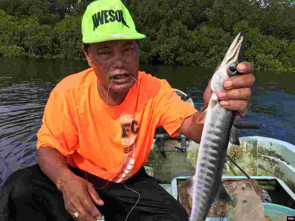 Peter Immanuel với con cá vừa bắt được bằng cách thả dây kéo, phía nam Pohnpei, Liên bang Micronesia, ngày 27 tháng 4, 2017. 